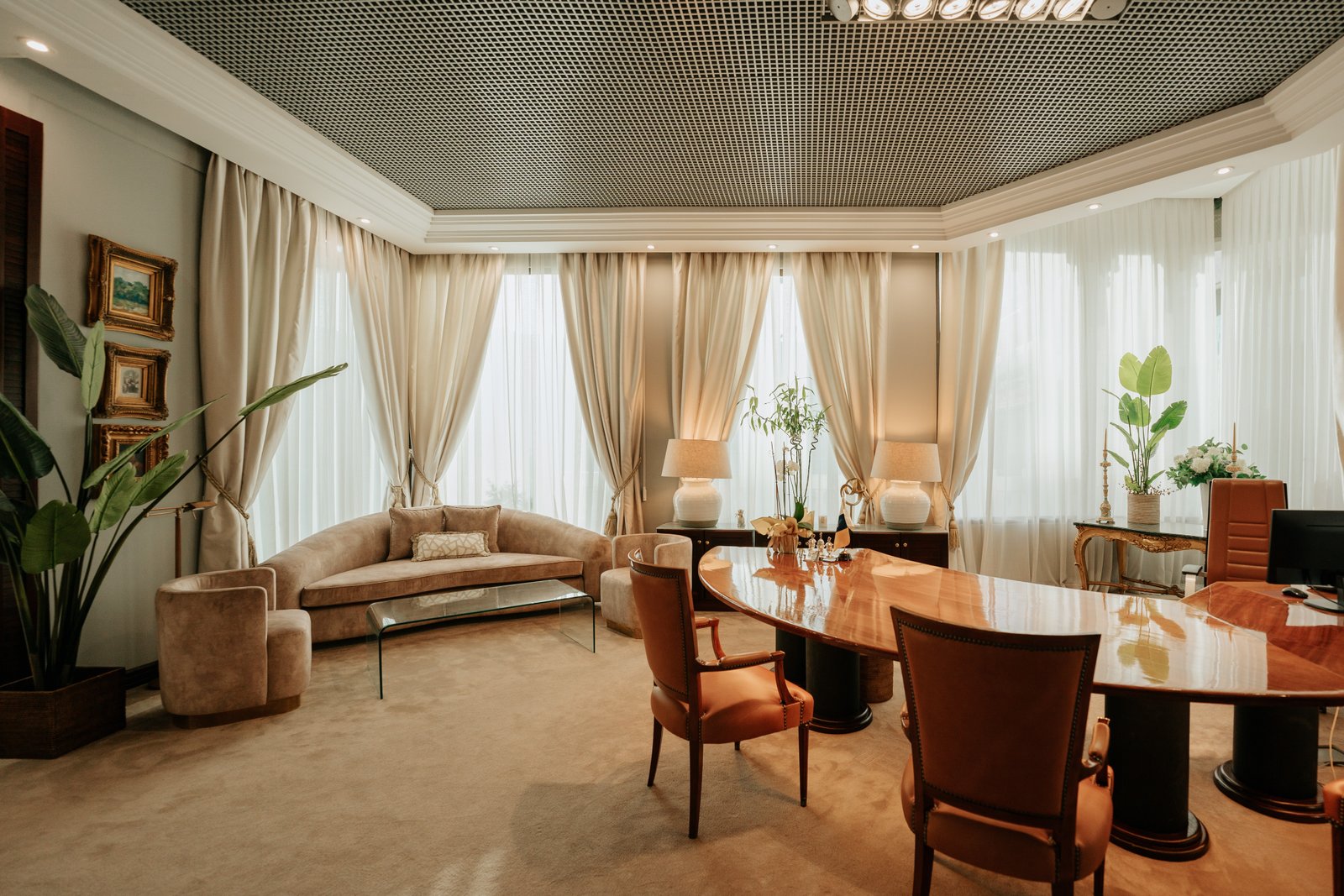 Despacho real de la notaría, con mesa de reunión y zona de atención