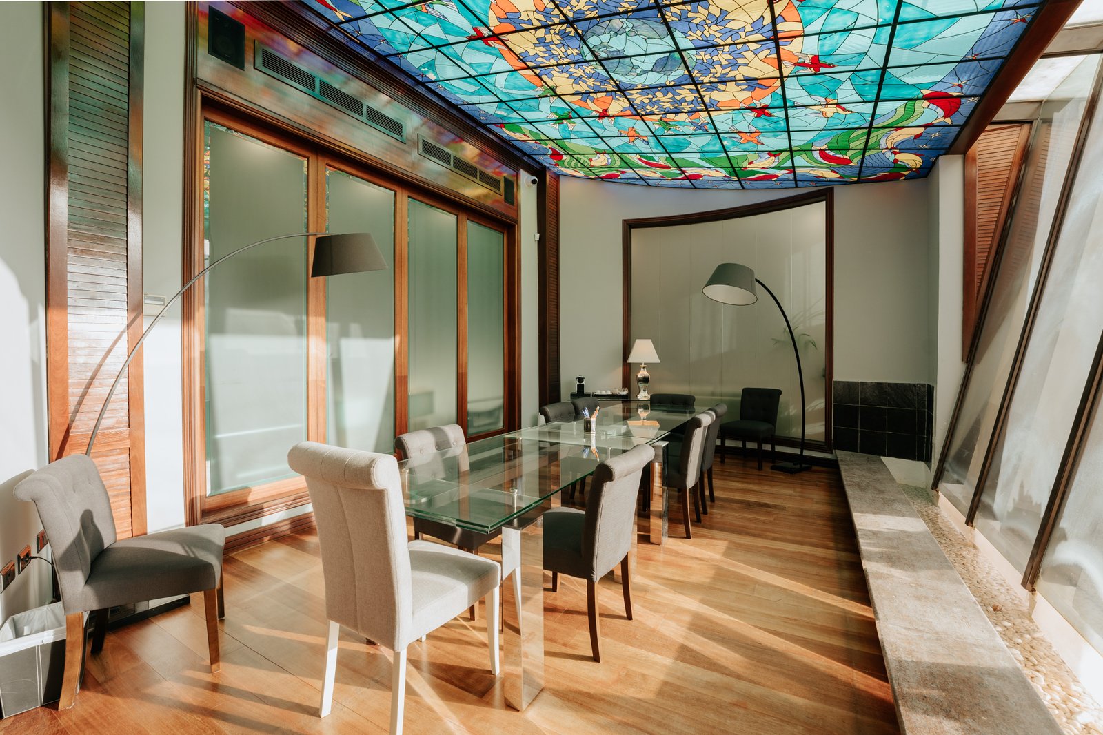 Sala de firmas real de la notaría, con una vidriera en el techo