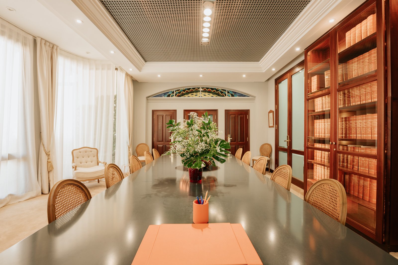 Sala de firmas real de la notaría, con una mesa amplia y asientos